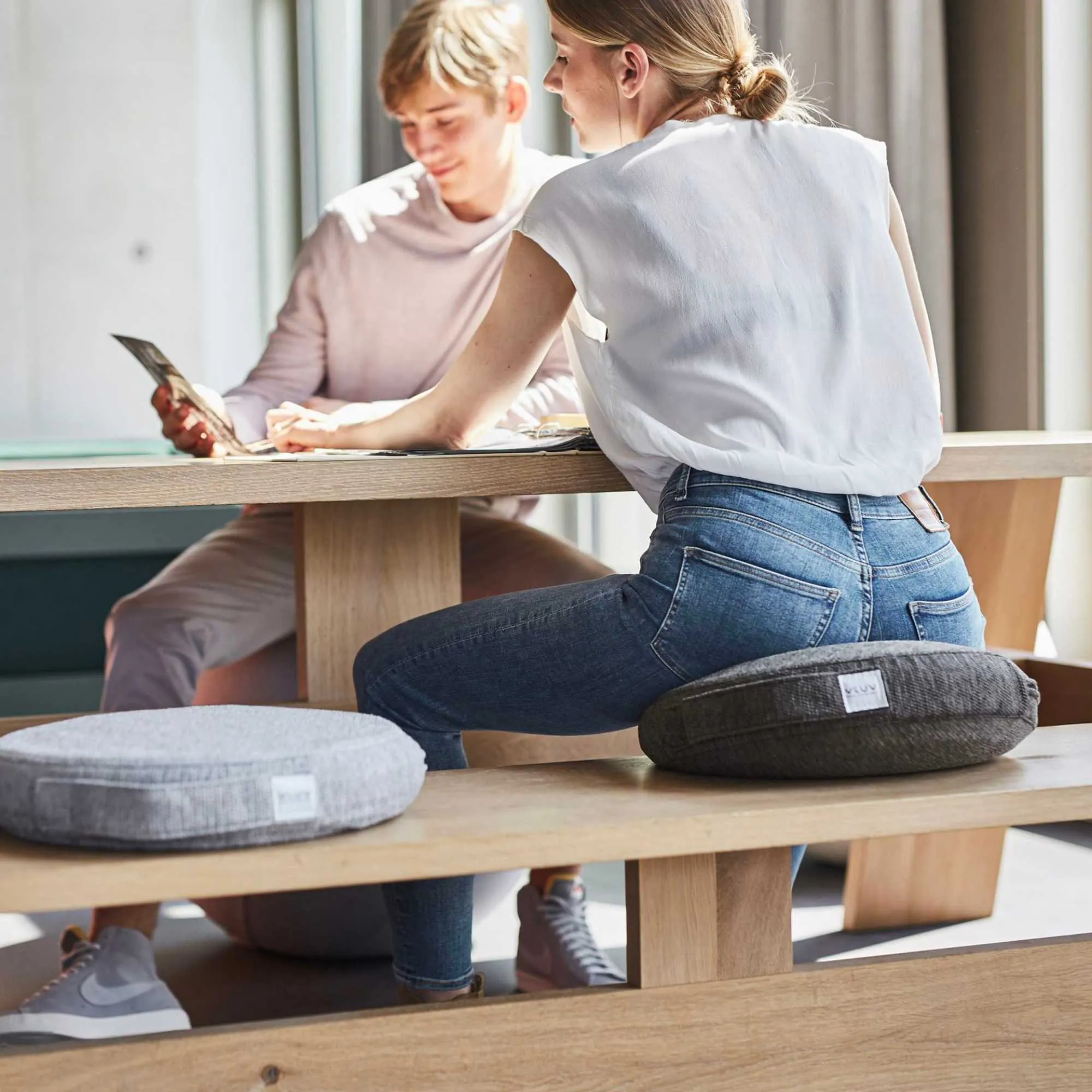 VLUV Pil & Ped balance cushion, ruby